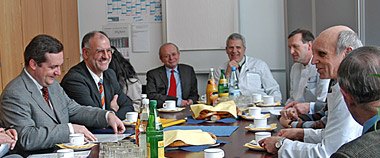 Foto Fraktionsvorsitzender Stefan Mappus und Landtagsabgeordneter Werner Pfisterer im Gespräch mit Vertretern der Universitätsklinik Heidelberg