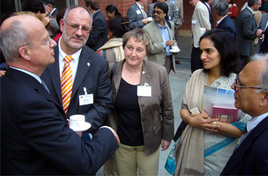 Foto: Wissenschaftsminster Prof. Dr. Peter Frankenberg, Werner Pfisterer MdL und Theresia Bauer MdL im Gespräch mit Professoren und Studierenden der Universität Delhi.