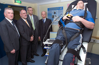 Foto: Wissenschaftsminister Professor Dr. Peter Frankenberg gemeinsam mit Werner Pfisterer MdL am 26. Februar 2007 in der Orthopädischen Universitätsklinik Heidelberg-Schlierbach: Führende Rolle der selbständigen Stiftung in Krankenversorgung, Forschung und Lehre