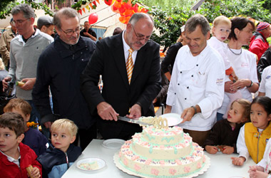 Foto Katholische Gemeinde St. Johannes feierte 100 Jahre Kindergarten St. Theresia - Werner Pfisterer MdL schnitt die Geburtstagstorte an