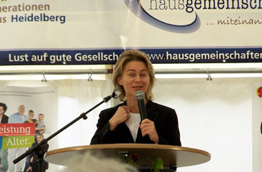Foto 1 Bundesministerin Ursula von der Leyen zu Besuch in Heidelberg: Mehrgenerationenhaus Heidelberg im bundesweiten Aktionsprogramm Mehrgenerationenhäuser
