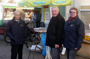 Foto5: Infostand der CDU Rohrbach mit Werner Pfisterer MdL