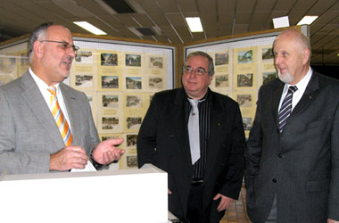 Foto2: Werner Pfisterer MdL und Stadtrat Klaus Weirich: Juroren beim Briefmarken-Sammlerverein Heidelberg-Rohrbach