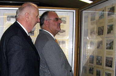 Foto3: Werner Pfisterer MdL und Stadtrat Klaus Weirich: Juroren beim Briefmarken-Sammlerverein Heidelberg-Rohrbach