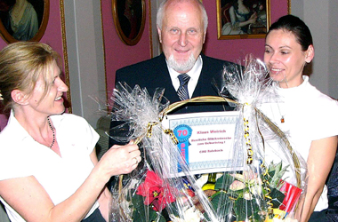 Foto: Herzlichen Glückwunsch: Stadtrat Klaus Weirich feierte am 11. Dezember 2007 seinen 70. Geburtstag