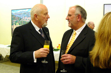 Foto2: Herzlichen Glückwunsch: Stadtrat Klaus Weirich feierte am 11. Dezember 2007 seinen 70. Geburtstag