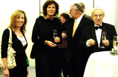 Foto4: Herzlichen Glückwunsch: Stadtrat Klaus Weirich feierte am 11. Dezember 2007 seinen 70. Geburtstag