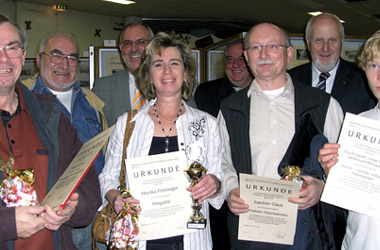 Foto1: Werner Pfisterer MdL und Stadtrat Klaus Weirich: Juroren beim Briefmarken-Sammlerverein Heidelberg-Rohrbach