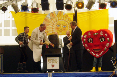 Stadtrat Werner Pfisterer MdL eröffnete die 1. Heidelberger Maikirmes