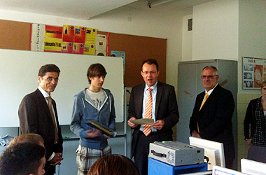 Foto: Werner Pfisterer MdL und Staatssekretär Georg Wacker im Helmholtz-Gymnasium und in der Julius-Springer-Schule