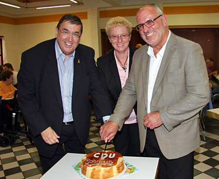 Auf dem Foto von links nach rechts: Dr. Karl A. Lamers MdB, Karin Weidenheimer und Werner Pfisterer. - Foto: Gregor