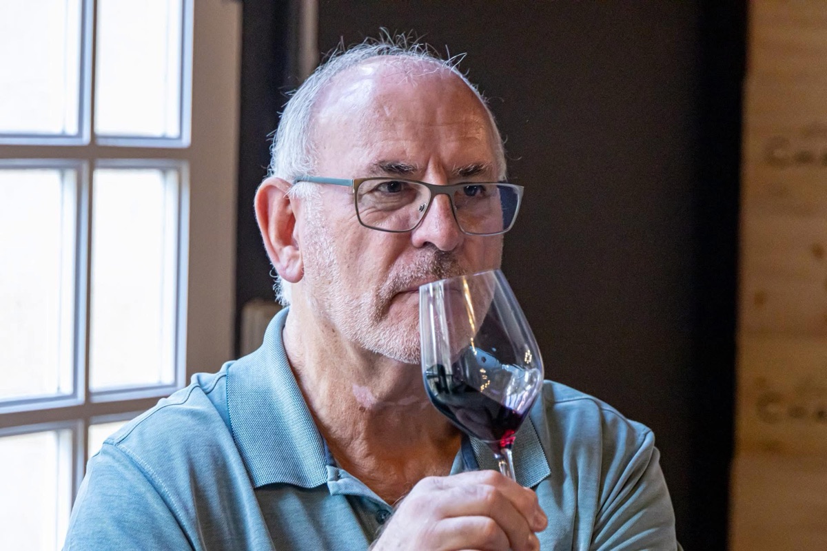 Werner Pfisterer mit einem Glas Rotwein