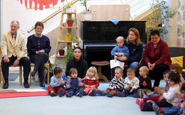 Foto Staatssekretärin Johanny Lichy und Werner Pfisterer MdB besuchten den Kindergarten Hüttenbühl