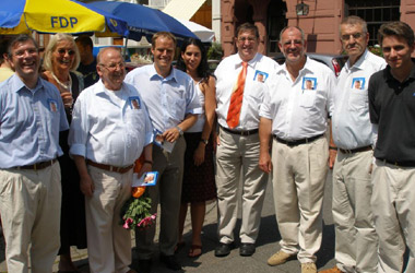 Foto Infostand der bürgerlichen Parteien mit dem gemeinsamen OB-Kandidaten Dr. Eckart Würzner