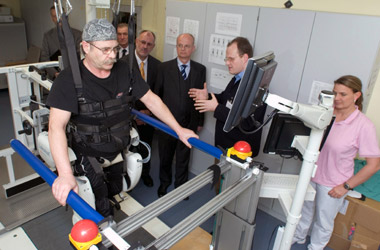 Foto2: Wissenschaftsminister Professor Dr. Peter Frankenberg gemeinsam mit Werner Pfisterer MdL am 26. Februar 2007 in der Orthopädischen Universitätsklinik Heidelberg-Schlierbach: Führende Rolle der selbständigen Stiftung in Krankenversorgung, Forschung und Lehre