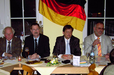 Foto1: Werner Pfisterer MdL sprach bei der Jahreshauptversammlung der CDU Kirchheim / Glückwunsch an den 1. Vorsitzenden Manfred Benz und die neugewählte Vorstandschaft