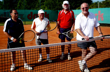 Foto Begeisterter Tennisspieler: Werner Pfisterer jagt den kleinen gelben Ball (Vereinszeitschrift TSG Rohrbach)