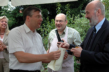 Foto: Dr. Jan Gradel dankte Prof. Dr. Raban von der Malsburg für seine exzellente Arbeit als Erster Bürgermeister der Stadt Heidelberg