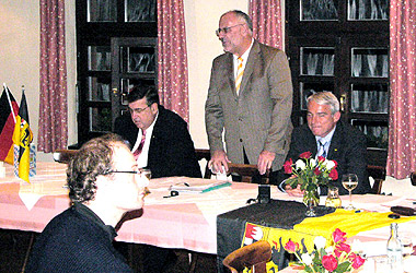 Foto2: Aktion Halbzeit in Baden-Württemberg und Finanzkrise - Generalsekretär Thomas Strobl MdB und Werner Pfisterer MdL zogen in Rohrbach Bilanz