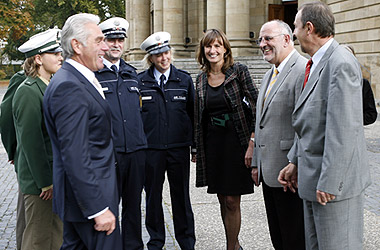 Foto: Innenminister Heribert Rech MdL und Werner Pfisterer MdL freuen sich über Umfrageergebnisse: Die neuen blauen Polizeiuniformen überzeugen!