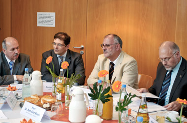 Foto2 Dr. Friedrich Bullinger MdL im Gespräch mit der GGH Heidelberg - Teilnahme von Werner Pfisterer MdL