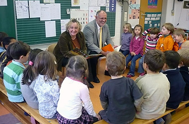 Foto Werner Pfisterer MdL und Theresia  Bauer MdL als Lesebotschafter unterwegs