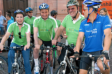 Foto1: Tour de Ländle 2008: Ministerpräsident Günther Oettinger gibt Startschuss in Heidelberg - Werner Pfisterer MdL radelte mit
