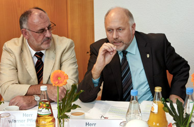 Foto Dr. Friedrich Bullinger MdL im Gespräch mit der GGH Heidelberg - Teilnahme von Werner Pfisterer MdL