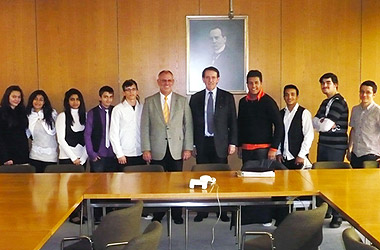 Foto Schülerinnen und Schüler der Robert-Koch-Schule Heidelberg im Landtag von Baden-Württemberg