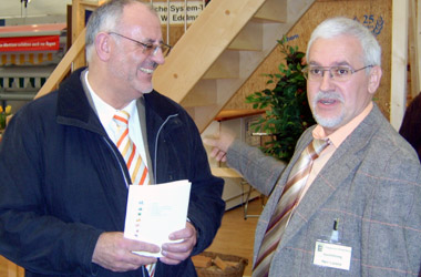 Foto2: Werner Pfisterer MdL auf dem Mathaisemarkt in Schriesheim - Besuch des Informationsstandes des Finanzamtes Heidelberg