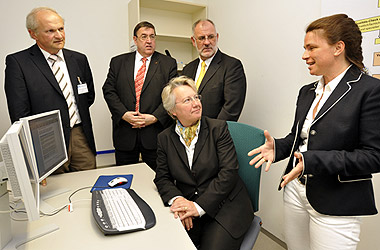 Foto BMBF fördert Aufbau des Krebsinformationsdienstes am Deutschen Krebsforschungszentrum in Heidelberg / Bundesministerin Dr. Annette Schavan und Werner Pfisterer MdL vor Ort