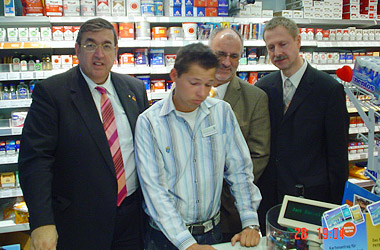 Foto Verkauf von Alkohol an Tankstellen: Werner Pfisterer MdL gemeinsam mit Dr. Karl A. Lamers MdB und dem CDU-Kreisvorsitzenden Eyke Peveling in Heidelberger Tankstelle - Diskussion über Für und Wider