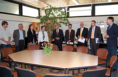 Foto: Werner Pfisterer MdL und Staatssekretär Georg Wacker im Helmholtz-Gymnasium und in der Julius-Springer-Schule