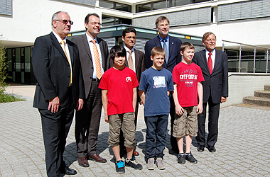 Foto: Werner Pfisterer MdL und Staatssekretär Georg Wacker im Helmholtz-Gymnasium und in der Julius-Springer-Schule