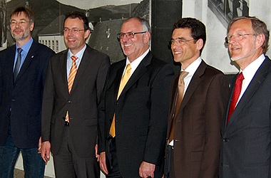 Foto: Werner Pfisterer MdL und Staatssekretär Georg Wacker im Helmholtz-Gymnasium und in der Julius-Springer-Schule