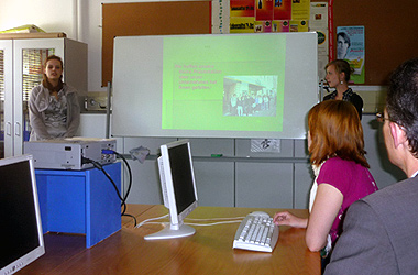 Foto: Werner Pfisterer MdL und Staatssekretär Georg Wacker im Helmholtz-Gymnasium und in der Julius-Springer-Schule