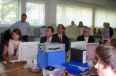 Foto: Werner Pfisterer MdL und Staatssekretär Georg Wacker im Helmholtz-Gymnasium und in der Julius-Springer-Schule