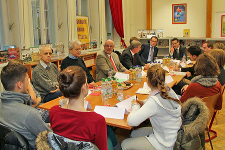 Hauk, Wacker, Klein und Pfisterer: Vor-Ort-Termin in der Johannes-Kepler-Realschule / „Landesregierung gefährdet den Fortbestand der erfolgreichen Realschulen“