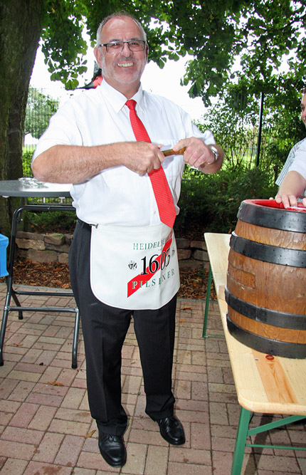 23. Sommerfest der CDU Rohrbach - Werner Pfisterer beim Fassanstich 